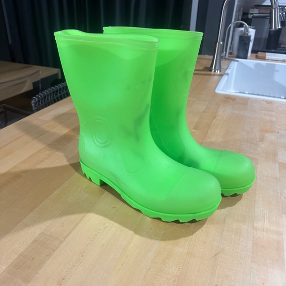 Neon green rain boots - Picture 2 of 3